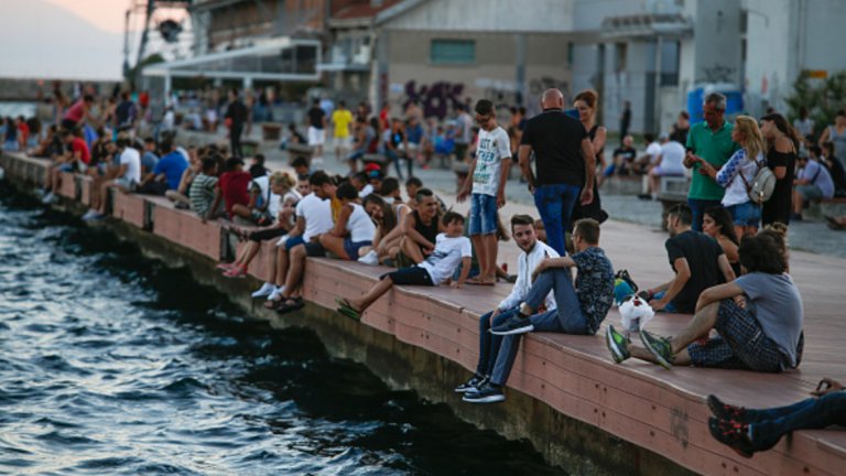 Солун също е привлекателна дестинация, въпреки че няма плажове. Но има барове, което означава, че винаги някъде тече купон. Животът започва късно вечер и свършва рано сутрин. 
 
Списание National Geographic включва Солун в списъка си 10-те града с най-добър нощен живот. Достатъчно е да се спомене, че в Солун има най-много кафенета на глава от населението, отколкото всеки друг европейски град.

В Солун има за всекиго по нещо  - коктейл барове със специални коктейли, уиски барове със селектирани блендове, винени барове със собствени изби и т.н. 

След това можете да се отправите към някоя таверна с традиционна гръцка кухня и музика, или да се насочите към нощен клуб. Повечето нощни заведения ще откриете на улиците Polytechneiou, Valaoritou и Ladadika.

Винаги можете да изберете и да отидете на бузуки парти - името им идва от това на специфичния гръцки струнен инструмент. Ако сте фен на този тип жива музика - купонът до зори ви е гарантиран.
