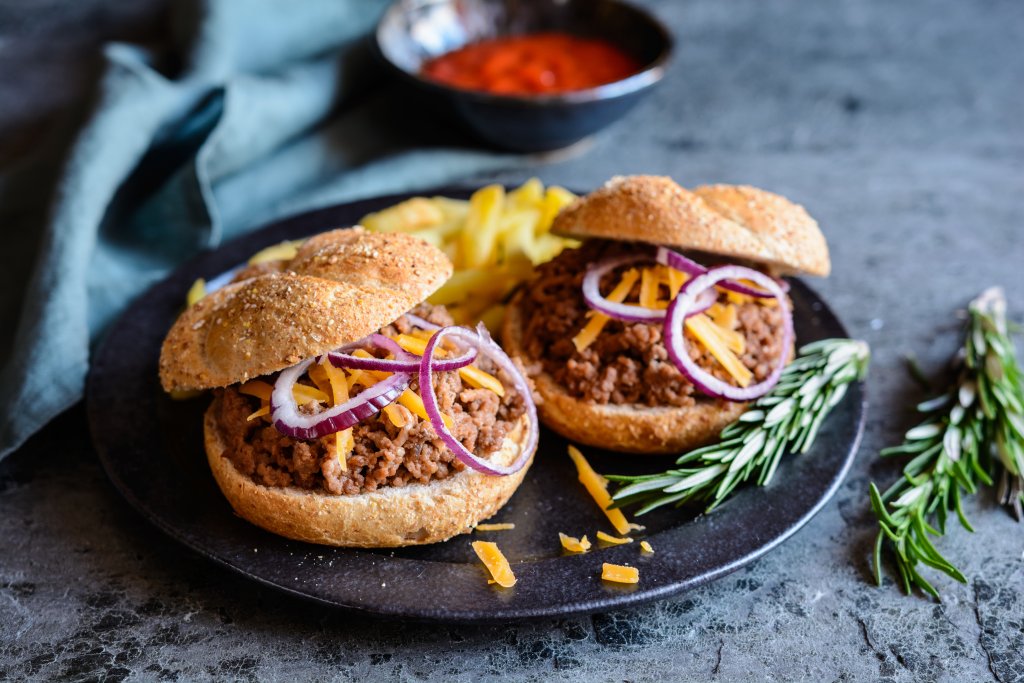 Sloppy Joe със сос мангоSloppy Joe е леко мързелив вариант на бургерите, при който между питките няма кюфте, а овкусена кайма. За два такива бургера ви трябват 400 грама кайма, смесена с глава накълцан лук, една накълцана люта чушка, малко табаско, сол, пипер и щипка захар.
Запържвате каймата, докато стане на трохи, а след това минавате през същия тиган и разрязаните питки, за да се овкусят. Пълните питките, след което кълцате половин манго на много ситни кубчета, овкусявате със зехтин и пипер, добавяте към бургерите и ги затваряте.