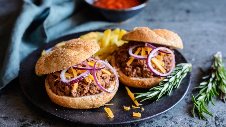 Sloppy Joe със сос мангоSloppy Joe е леко мързелив вариант на бургерите, при който между питките няма кюфте, а овкусена кайма. За два такива бургера ви трябват 400 грама кайма, смесена с глава накълцан лук, една накълцана люта чушка, малко табаско, сол, пипер и щипка захар.
Запържвате каймата, докато стане на трохи, а след това минавате през същия тиган и разрязаните питки, за да се овкусят. Пълните питките, след което кълцате половин манго на много ситни кубчета, овкусявате със зехтин и пипер, добавяте към бургерите и ги затваряте.