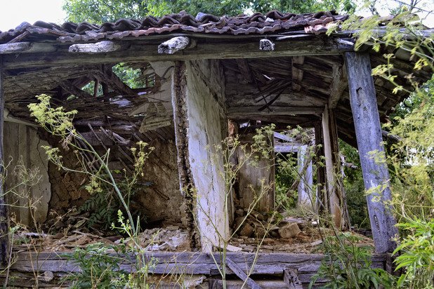 Бръшлян. Оголените останки на старите домове свидетелстват за обезлюдяването на Странджа.