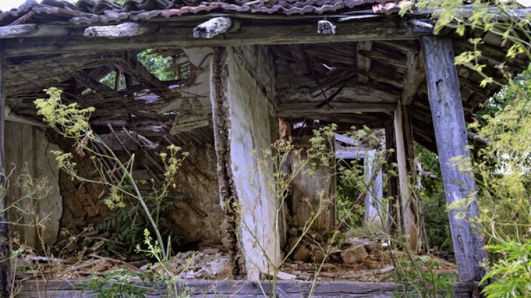 Бръшлян. Оголените останки на старите домове свидетелстват за обезлюдяването на Странджа.