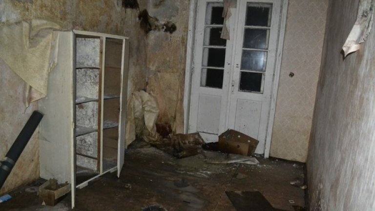 Стаите на неподдържаната сграда се разпадат под действието на природните стихии.