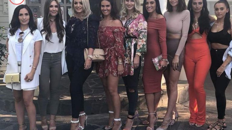 По ред на номерата. Вижте в галерията кои са WAGs на снимката.