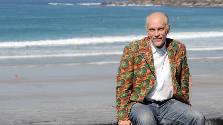 Нагласата му към живота - ти си късметлия
Както сочи и случаят със загубените пари, Малкович все пак се старае да не се притеснява излишно. На мнение е, че е по-голям късметлия от повечето си познати. "Така че когато се случват тъжни или трудни неща, не изпитвам нуждата да се оплаквам от тях", казва актьорът.