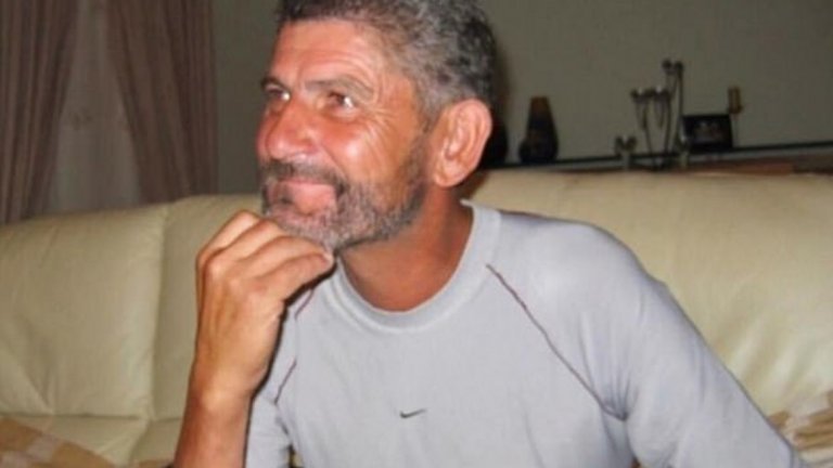Динис Авейро служи дълго време в армията и участва във войните в Мозамбик и Ангола. Бивш негов колега разказва как постоянно се хвалел, че синът му ще стане най-добрият футболист в света.