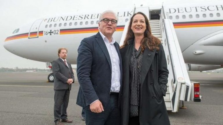 Външният министър на Германия  Франк-Валтер Щайнмайер позира заедно с актрисата Наталия Вьорнер, която също е била на борда