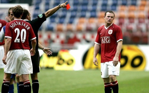 През 2006 г. контролата между Юнайтед и Порто на "Амстердам Арина" бе белязана от много скандали, а с червени картони терена напуснаха Пол Скоулс и Уейн Рууни. Но най-скандалното беше, че те получиха наказания и пропуснаха началото на сезона във Висшата лига. Сър Алекс заяви, че отборът му повече няма да стъпи на турнира в Амстердам.