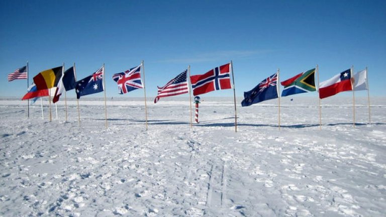 Защо всички искат парче от Антарктида