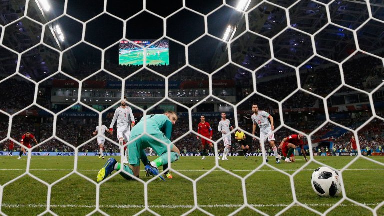 Най-голямата си грешка вратарят на Манчестър Юнайтед направи в първия двубой на „ла фурия“ от груповата фаза при равенството 3:3 срещу Португалия, когато позволи на безобиден удар на Кристиано Роналдо да мине през ръцете му. Освен това, Роналдо вкара хеттрик с общо три удара във вратата му.