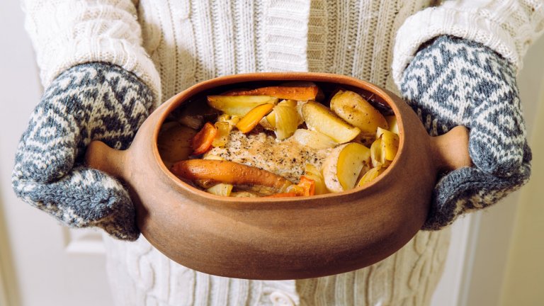 Ще оставим за малко родните рецепти, които толкова обичаме, но понякога започват да ни писват, и ще опитаме световни ястия, които хем стоплят стомаха, хем носят неописуемо чувство за комфорт и уют.
В галерията ще видите осем международни ястия, с които да се стоплим в мрачното време: