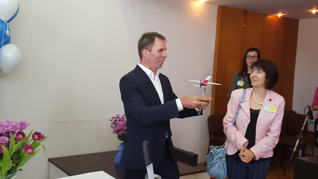 Йозеф Варади подари макет на новия Airbus A321 на летище София