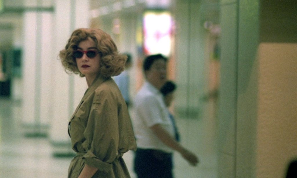 \"Чункин експрес\"  (Chungking Express, 1994)
Творчеството на режисьора Уонг Карвай в по-голямата си част засяга темата за подрастващия човек. Две истории се преплитат в сюжета на „Чункин експрес“. Двама меланхолични полицаи преминават през трудни ра