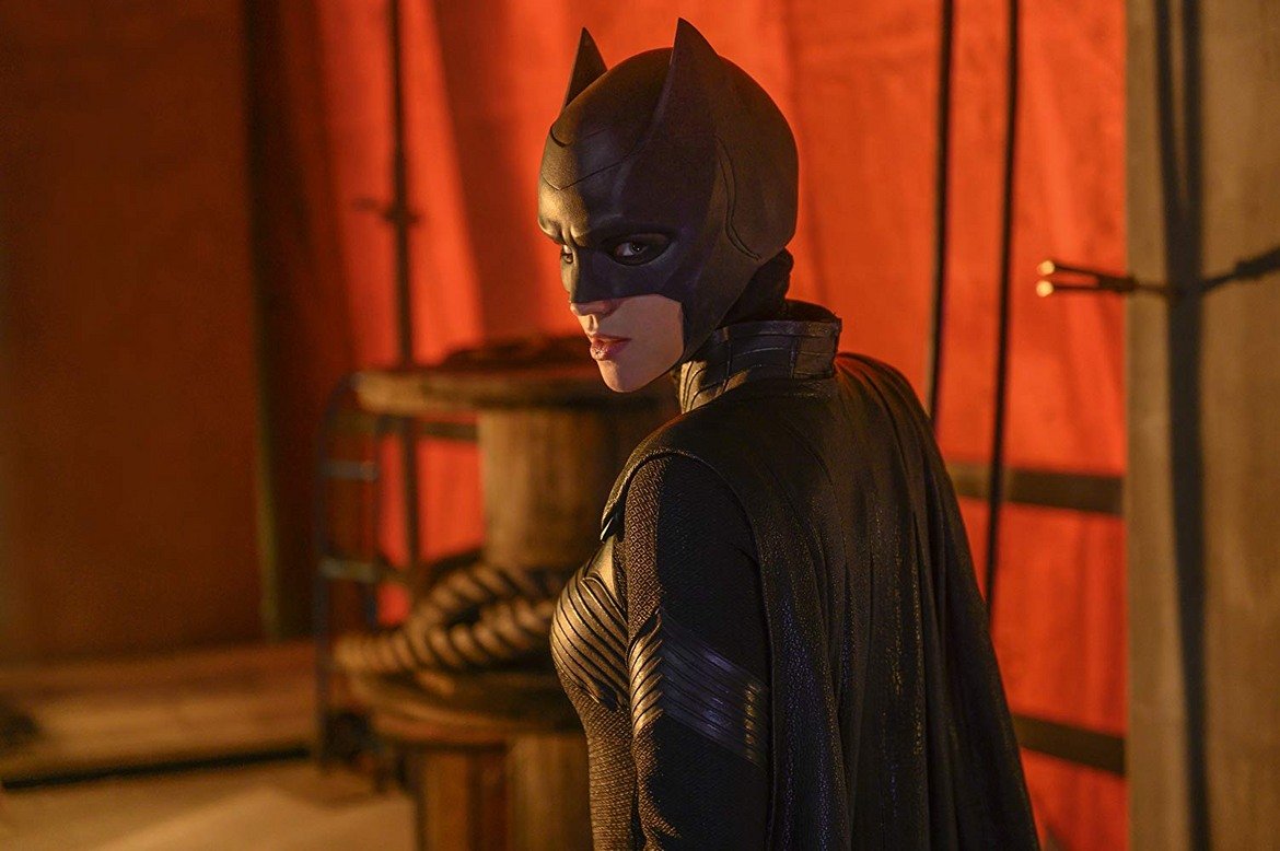 "Batwoman" (6 октомври) 

Руби Роуз влиза в ролята на Кейт Кейн в новия сериал по мотиви от комиксовата вселена на DC. Шоуто я представя като новата пазителка на Готъм, който отново е поставен в отчайващо подчинение на криминалните групировки. Кейн решава да се намеси на мястото на своя изчезнал братовчед - Брус Уейн, Батман, като използва всички свои сили за спирането на враговете на града. Батуомън е първият гей-супергерой, който става основен персонаж в свой собствен сериал. 