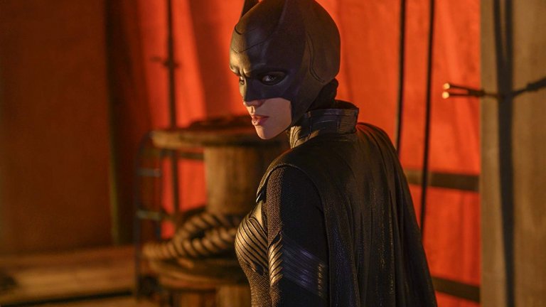 "Batwoman" (6 октомври) 

Руби Роуз влиза в ролята на Кейт Кейн в новия сериал по мотиви от комиксовата вселена на DC. Шоуто я представя като новата пазителка на Готъм, който отново е поставен в отчайващо подчинение на криминалните групировки. Кейн решава да се намеси на мястото на своя изчезнал братовчед - Брус Уейн, Батман, като използва всички свои сили за спирането на враговете на града. Батуомън е първият гей-супергерой, който става основен персонаж в свой собствен сериал. 