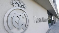 Санкцията бе наложена на Реал Мадрид заради нарушаване на правилата при трансферите на чуждестранни футболисти на възраст под 18 години. 