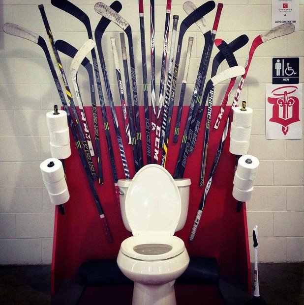 Символичен „Трон“, направен от хоекйния отбор Dubuque Fighting Saints на 28 март 2015-а, представлява тоалетна чиния с украса от хокейни стикове и рула тоалетна хартия