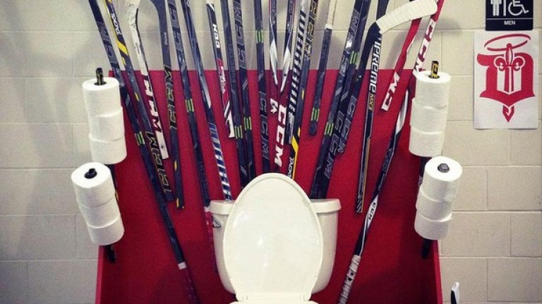 Символичен „Трон“, направен от хоекйния отбор Dubuque Fighting Saints на 28 март 2015-а, представлява тоалетна чиния с украса от хокейни стикове и рула тоалетна хартия