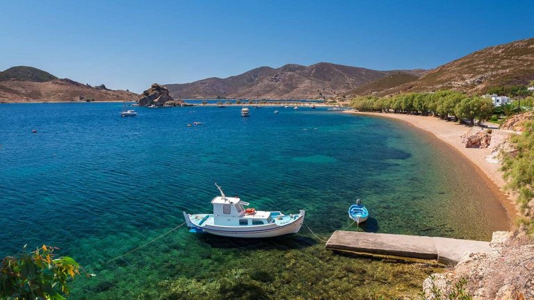 Остров Патмос
Патмос е най-малкият остров от групата дванадесет гръцки острови, известни като Южни Споради. Площта му е само 28 кв. км. Най-важната част от историята на острова е, че през 95 г. Йоан Богослов е изпратен в изгнание на него. Наричат го “Йерусалим на Егейско море“ - според преданията именно там той написва две съществени части то Новия Завет и Откровение (или Апокалипсис – предсказание за Края на света). На най-високата точка на Патмос има изграден манастир с богата библиотека, която през XVII век е посещавана от местни монаси.
Пристанището на острова се намира в село Скала, в близост до главния град – Хора. Освен тях има само още две населени места на Патмос – Грикос и Камбос. Хотели и ресторанти обаче можете да намерите и непосредствено до плажовете, така че настаняването няма да бъде проблем. На запад от Скала се намира Кастели – древен акропол с красив изглед към три от заливите на острова. Град Хора, от своя страна, се отличава с автентична архитектура и живописен централен площад, който привлича туристите със заведенията си. Пътуването на Патмос е изключително лесно и удобно – с кола можете да стигнете от от най-северната до най-южната част на острова за по-малко от 40 минути.
Плажовете са каменисти или пясъчни. Най-атрактивният пясъчен плаж е Псили Амос – той е на най-южното крайбрежие и до него се стига или с лодка, или по тясна пътека за около 30 минути ходене пеш. Той е и най-посещаваният плаж на Патмос. Друго интересно място е плажът Петра, който е каменист и има особена форма – дълъг и тесен като завършва с огромна скала.
До Патмос се стига с ферибот, който можете да хванете от пристанище Пирея, пътуването трае е около 7 часа.