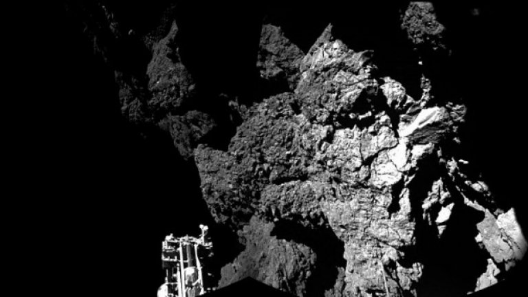 За първи път кометата е съпроводена в този върхов момент от изследователски апарат, който лети край нея - космическата сонда "Розета"
