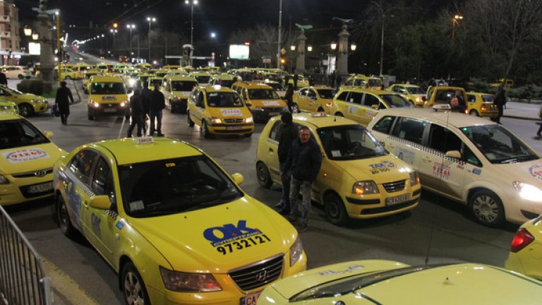 Протест на таксиметровите шофьори блокира "Орлов мост"