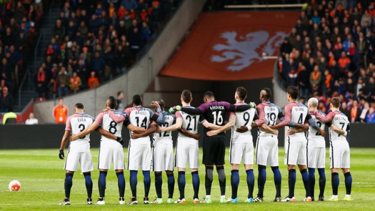 Франция – внезапна криза в защита
Рафаел Варан се контузи, а Мамаду Сако не бе взет след допинг скандала. Това означава, че Дидие Дешан ще избира между Еляким Мангала и Адил Рами за партньор на Лоран Кошчелни в центъра на защитата. Може ли този малшанс да коства така желания трофей на Франция?