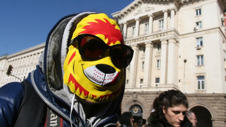 Министър Нено Димов дойде на протеста за лъвчетата Терез и Масуд