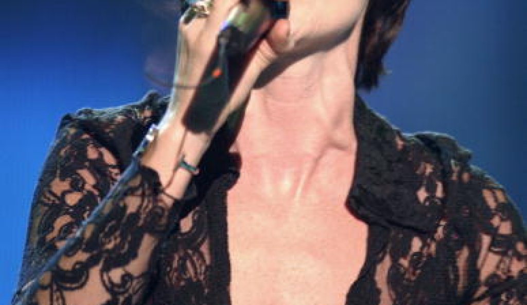 MADRID, SPAIN - SEPTEMBER 16:  Dolores O\'Riordan, lead singer of \"The Cranberries,\" performs during the Spanish TVE Special Gala show September 16, 2002 in Madrid, Spain.  (Photo by Carlos Alvarez/Getty Images)