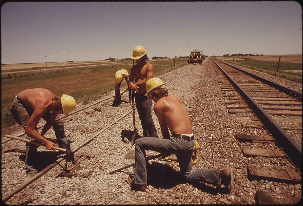 RAILROAD_WORK_CREW_IMPROVES_THE_TRACKS_AND_BED_OF_THE_ATCHISON,_TOPEKA_AND_SANTA_FE_RAILROAD_NEAR_BELLEFONT,_KANSAS..._-_NARA_-_556012