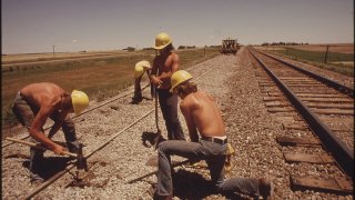 RAILROAD_WORK_CREW_IMPROVES_THE_TRACKS_AND_BED_OF_THE_ATCHISON,_TOPEKA_AND_SANTA_FE_RAILROAD_NEAR_BELLEFONT,_KANSAS..._-_NARA_-_556012