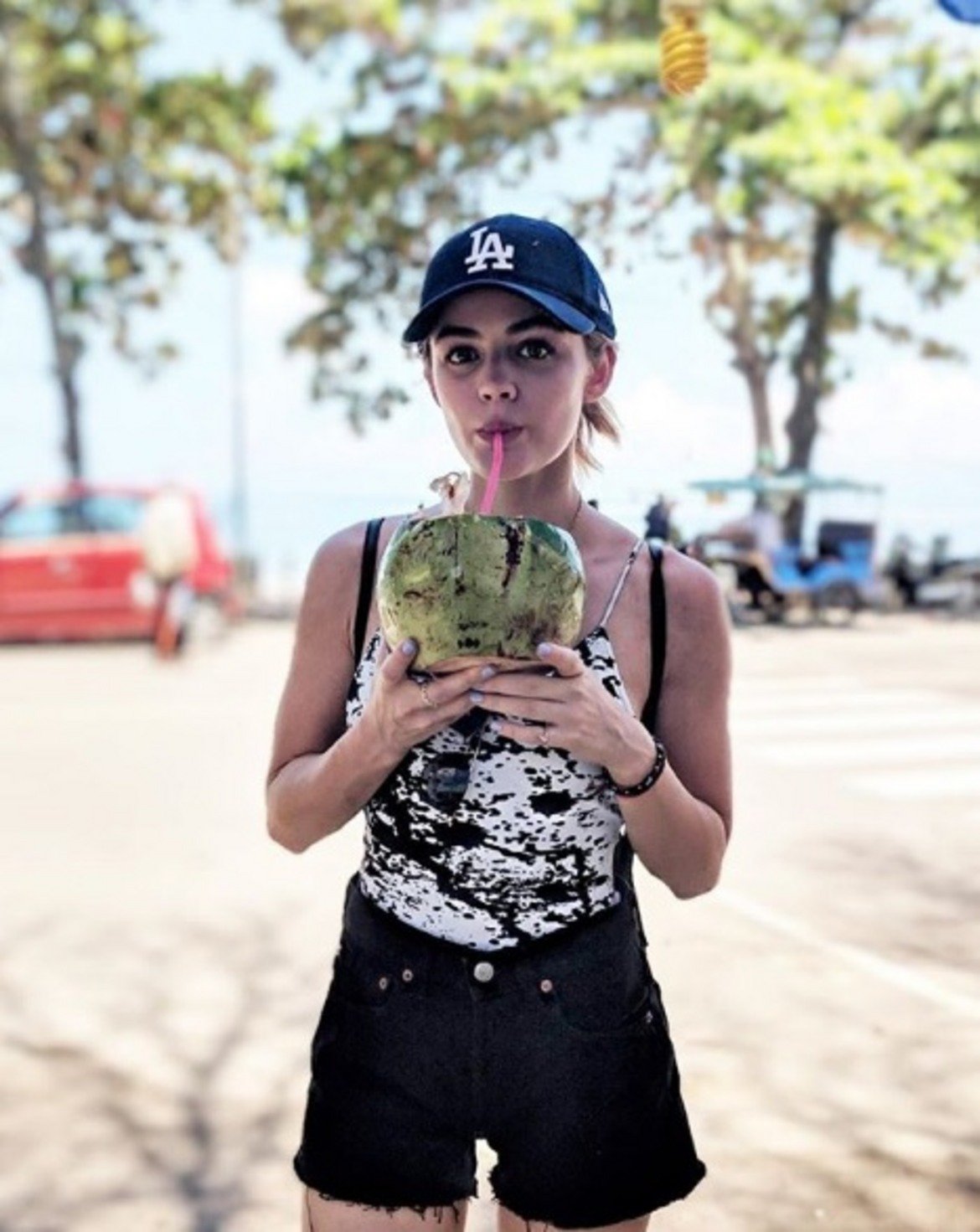  Луси Хейл 

Звездата от "Малки сладки лъжкини" отскочи до Камбоджа за една екзотична разходка, след което се отдаде на почивка на Хаваите.