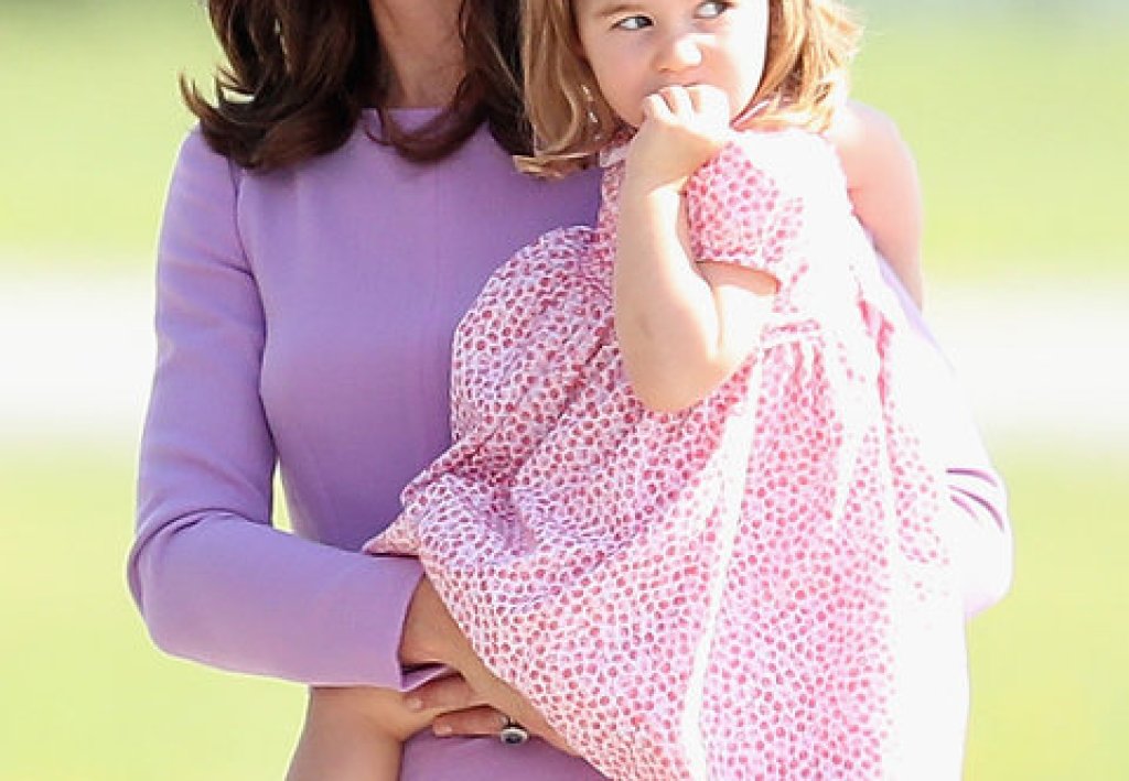 Шарлот е в прегръдките на майка си, докато си тръгва от Хамбург по време на кралско посещение.