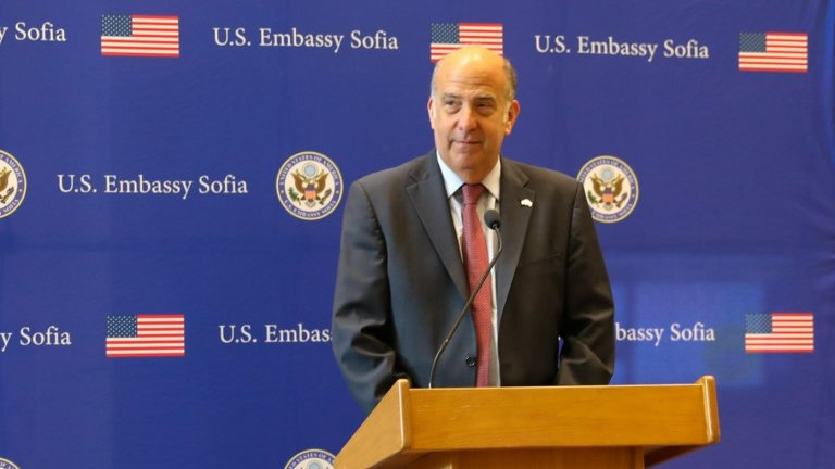 Кенет Мертен има опит като посланик в Хаити и Хърватия