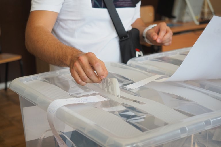Гръцката избирателна система може и да не засяга големия проблем с избирателната активност у нас, но въпреки това може да донесе стимули за гласуване за част от избирателите. 