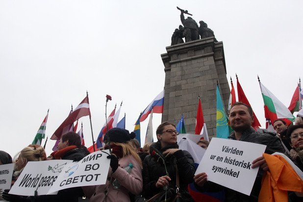 Плакатите бяха написани на различни езици, сред които английски, македонски, руски и турски