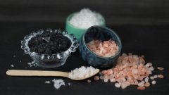 Хималайска сол


Отличителният розов нюанс в хималайската сол се дължи на миниатюрното количество железен оксид (или ръжда) в кристалите. 

Тя съдържа и малко количество калций, калий, желязо и магнезий, както и относително по-малко натрий в сравнение с традиционната готварска сол. 

Струва ли си обаче да харчите четири пъти повече средства, за да използвате хималайска сол? 

"Да, розовото й оцветяване се дължи на следите от минерали, но тяхното реално съдържание е близко до нулата. Няма защо да е опитвате да си набавите минерали през продукти като сол и захар. Фактът, че ползвате хималайска сол, не бива да ви кара да я приемате в по-големи количества, защото ефектът от прекалената й употреба е същият, какъвто би бил при всички останали видове сол", коментира Белати. 
