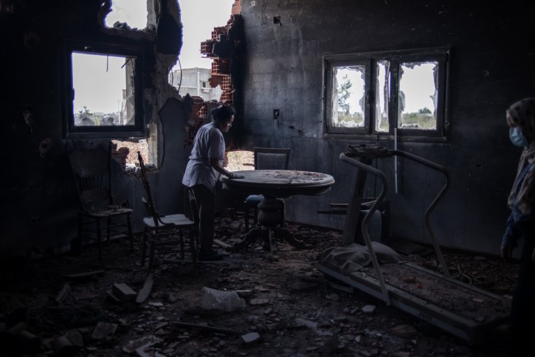 Щетите по дом в Триполи, причинени от конфликта в Либия.