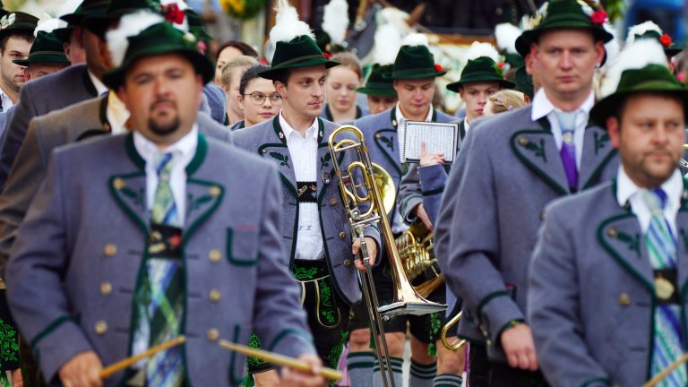 Първият ден на Октоберфест: Тълпи, бира и дъжд (снимки)