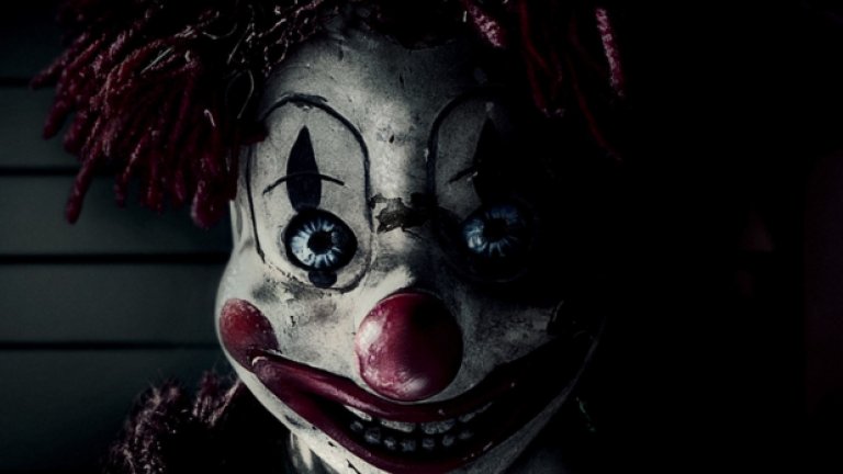 Клоунът кукла от „Полтъргайст"
И в оригинала от 1982-а, и в римейка от 2015-а един от най-застрашителните образи е този на куклата клоун, репрезентиращ страха на децата от смущаващи и мистериозни играчки. Този изкуствен, демоничен клоун дебне в стаята със сардоническа усмивка и мъртви очи, готов да разкрие убийствения си потенциал по време на кулминацията. 
Първата страшна сцена с персонажа от оригиналния „Полтъргайст" намира място във всяка заслужаваща си класация със смразяващи филмови епизоди.