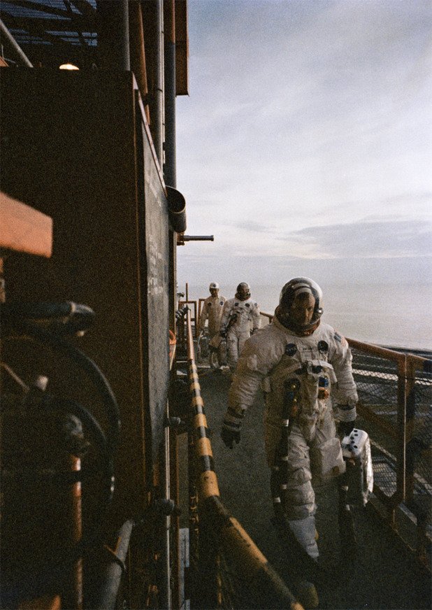 16 юли. Екипажът на Аполо 11 пристига на площадката, в Космическия център Кенеди. Първи е Армстронг, последван от Майкъл Колинс