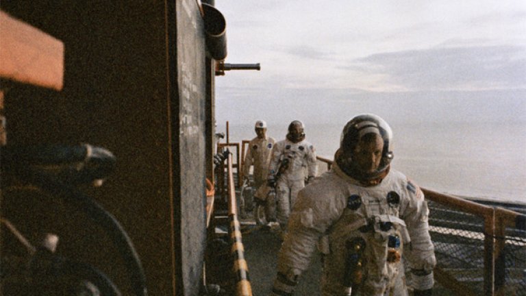 16 юли. Екипажът на Аполо 11 пристига на площадката, в Космическия център Кенеди. Първи е Армстронг, последван от Майкъл Колинс