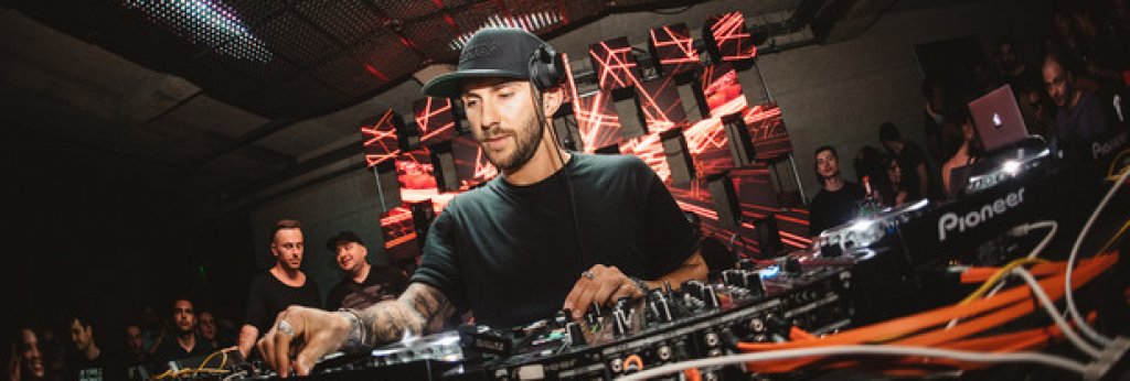 Дейли Падли или DJ Hot Since 82 има жестока история от Ibiza преди 6 години - технически проблем спира афтърпарти, на което присъства, а тогава неговият iPhone с още неиздаден трак спасява положението и британецът се превръща в звезда на вечерта