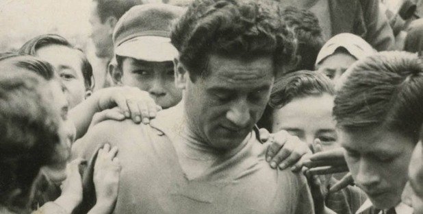 2. Звездите идват в Колумбия

Алфонсо Сеньор Каведа и останалите босове на отборите от лига Dimayor заминават за Аржентина и Уругвай, където точно тогава има стачка на футболистите. Убеждават най-добрите от тях да се прехвърлят в Колумбия. Първата голяма звезда, пристигнала в Богота, е Адолфо Педернера, ангажиран на 8 юни 1949 г. от Милионариос. Аржентинецът получава 4000 долара само за подписа върху договора, отделно му е отпусната месечна заплата от 1000 песос и премия от 50 песос за всяка спечелена точка от Милионариос. И то при положение, че дотогава футболистите в Колумбия играят за няма и 100 песос на месец. Въодушевени от новото футболно Ел Дорадо, след Адолфо Педернера от Аржентина пристигат останалите най-добри футболисти като Ектор Риал и Нестор Роси. А самият Педернера убеждава за трансфер в Милионариос другата голяма звезда на Ривър Плейт (Буенос Айрес) Алфредо ди Стефано.