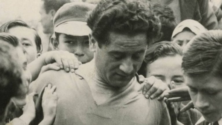 2. Звездите идват в Колумбия

Алфонсо Сеньор Каведа и останалите босове на отборите от лига Dimayor заминават за Аржентина и Уругвай, където точно тогава има стачка на футболистите. Убеждават най-добрите от тях да се прехвърлят в Колумбия. Първата голяма звезда, пристигнала в Богота, е Адолфо Педернера, ангажиран на 8 юни 1949 г. от Милионариос. Аржентинецът получава 4000 долара само за подписа върху договора, отделно му е отпусната месечна заплата от 1000 песос и премия от 50 песос за всяка спечелена точка от Милионариос. И то при положение, че дотогава футболистите в Колумбия играят за няма и 100 песос на месец. Въодушевени от новото футболно Ел Дорадо, след Адолфо Педернера от Аржентина пристигат останалите най-добри футболисти като Ектор Риал и Нестор Роси. А самият Педернера убеждава за трансфер в Милионариос другата голяма звезда на Ривър Плейт (Буенос Айрес) Алфредо ди Стефано.