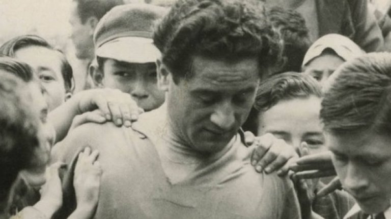 2. Звездите идват в Колумбия
Алфонсо Сеньор Каведа и останалите босове на отборите от лига Dimayor заминават за Аржентина и Уругвай, където точно тогава има стачка на футболистите. Убеждават най-добрите от тях да се прехвърлят в Колумбия. Първата голяма звезда, пристигнала в Богота, е Адолфо Педернера, ангажиран на 8 юни 1949 г. от Милионариос. Аржентинецът получава 4000 долара само за подписа върху договора, отделно му е отпусната месечна заплата от 1000 песос и премия от 50 песос за всяка спечелена точка от Милионариос. И то при положение, че дотогава футболистите в Колумбия играят за няма и 100 песос на месец. Въодушевени от новото футболно Ел Дорадо, след Адолфо Педернера от Аржентина пристигат останалите най-добри футболисти като Ектор Риал и Нестор Роси. А самият Педернера убеждава за трансфер в Милионариос другата голяма звезда на Ривър Плейт (Буенос Айрес) Алфредо ди Стефано.