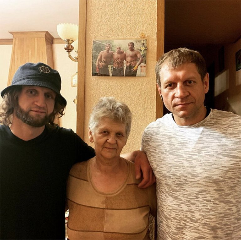 Иван с майка си и брат си Александър