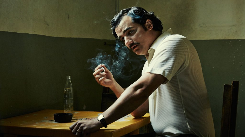 На пето място е култовият сериал Narcos, който разкрива първите стъпки на Пабло Ескобар - най-находчивият и мощен наркобос в света