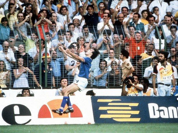 1982 г. Финал Италия - Германия (3:1). Марко Тардели бележи във вратата на Германия на "Сантяго Бернабеу" и съперникът е повален - 3:1. Италия, аутсайдер още преди сблъсъците от финалната група с Бразилия и Аржентина, аутсайдер и преди финала, вдига купата.