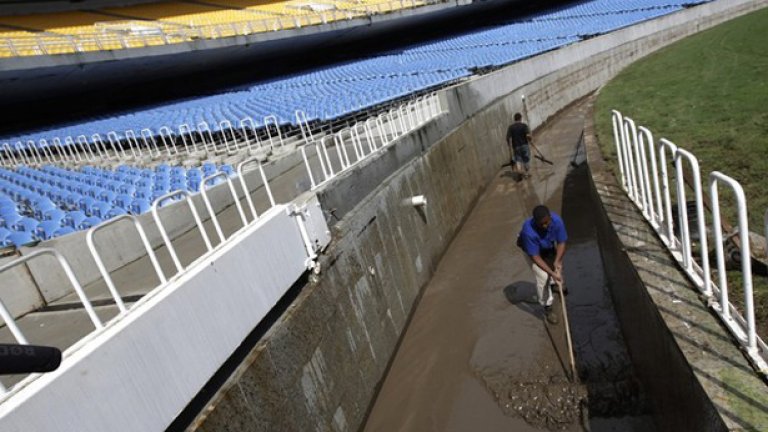 Стадион "Маракана" се оказа под вода след пороите в Рио де Жанейро