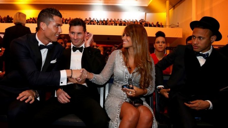 Искрено и лично! "Искрен ли си, Кристиано?", мисли си Неймар, докато португалецът прави комплимент на приятелката на Лионел Меси - Антонела Рокуцо. Роналдо и Меси седнаха един до друг на церемонията по връчването на "Златната топка" за 2015 г.