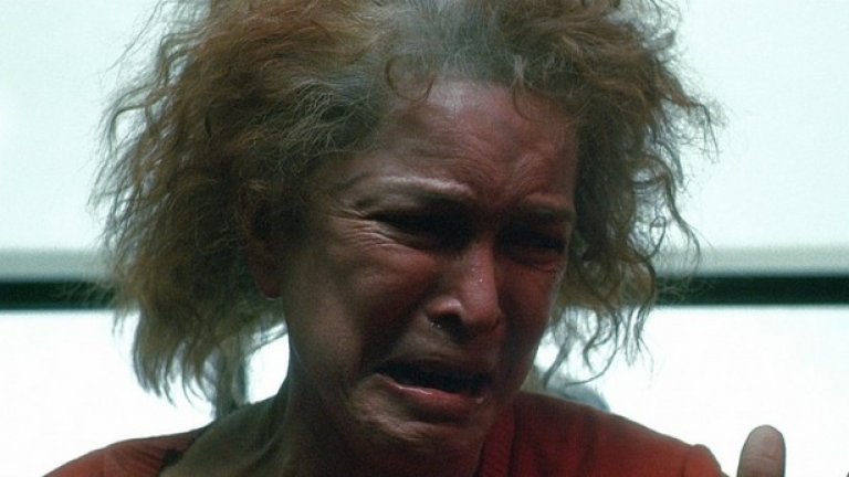 2. Елън Бърстин – "Реквием за една мечта" 
  Една от основните теми в "Реквием за една мечта" са деструктивните и трагични последици от поведението на пристрастеност, особено страданието, причинено от пристрастените на техните любими хора.
Във филм, пълен с мъчителни сцени и брутални кадри, най-много емоции има, когато героинята на Елън Бърстин - Сара Голдфарб, разкрива злоупотребата си с амфетамини пред сина си Хари.
  Монологът на Бърстин изразява дълбокото й отчаяние и същевременно с това нейната вяра в мечтата й за щастие: свят, в който тя не е сама, нежелана и изолирана. Изпълнението на Елън е толкова искрено и въздействащо, че операторът, заснел сцената, замъглява визьора със сълзи и изкривява гледната точка в кадъра